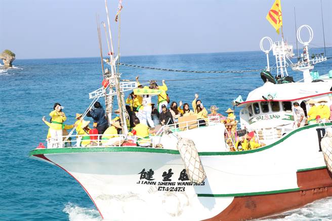 辛丑正科琉球迎王平安祭典3日正式登場，有別東港、南州迎王，在請水之前會先展開特殊的「逡港腳」儀式。（謝佳潾攝）