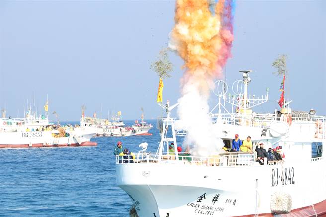 辛丑正科琉球迎王平安祭典3日正式登場，有別東港、南州迎王，在請水之前會先展開特殊的「逡港腳」儀式。（謝佳潾攝）