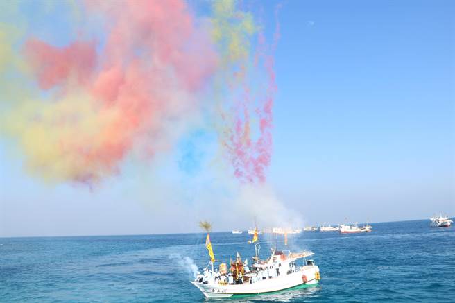 辛丑正科琉球迎王平安祭典3日正式登場，有別東港、南州迎王，在請水之前會先展開特殊的「逡港腳」儀式。（謝佳潾攝）