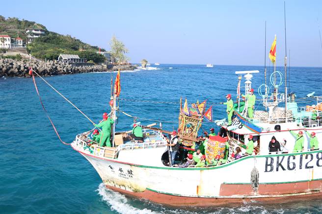 辛丑正科琉球迎王平安祭典3日正式登場，有別東港、南州迎王，在請水之前會先展開特殊的「逡港腳」儀式。（謝佳潾攝）