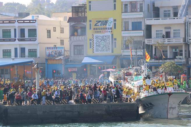 辛丑正科琉球迎王平安祭典3日正式登場，有別東港、南州迎王，在請水之前會先展開特殊的「逡港腳」儀式。（謝佳潾攝）
