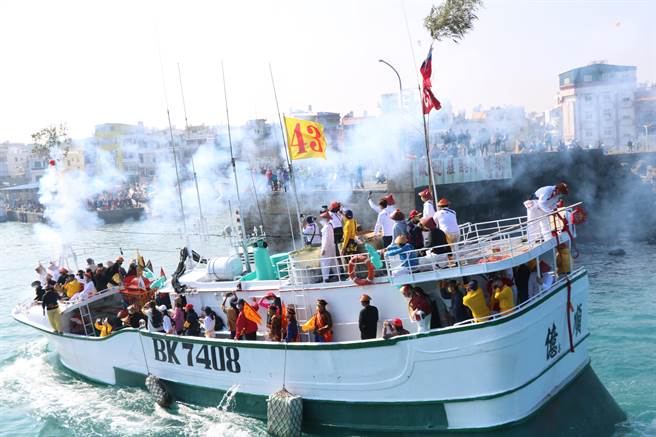 辛丑正科琉球迎王平安祭典3日正式登場，有別東港、南州迎王，在請水之前會先展開特殊的「逡港腳」儀式。（謝佳潾攝）