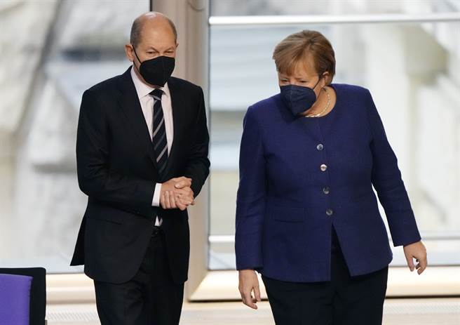 即將卸任的德國總理梅克爾（Angela Merkel）和她的繼任者蕭茲（Olaf Scholz）已與德國16邦領袖達成共識，要禁止未接種疫苗的人進入幾乎所有場所。(圖／美聯社)