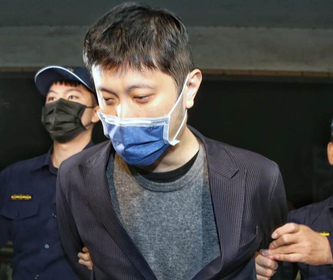 涉嫌對民進黨立委高嘉瑜施暴的男子林秉樞（中）1日晚間在新北地檢署複訊後移送新北地院，他表示私密照片他不是偷拍，兩人都有。（王英豪攝）