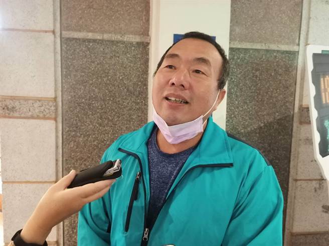 宜兰县养猪协会理事长赖天立表示，政府将瘦肉精列为违法的禁药，却要开放莱猪 进口，真的是莫名其妙。（胡健森摄）