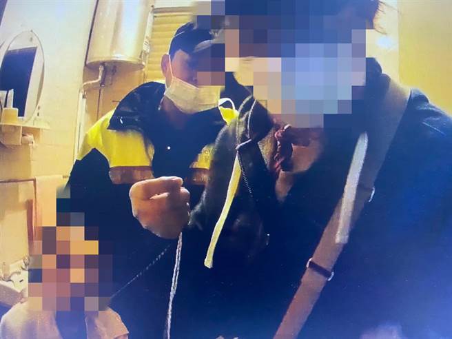 90高齡婦人跌坐廁所又反鎖，家人救人心急，趕快報案請員警幫忙破門救人。（民眾提供／盧金足台中傳真）