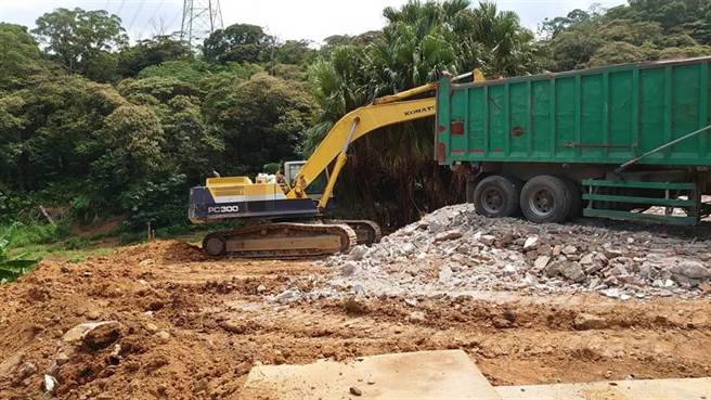 原在美国密西根大学化学系任职的朱姓教授为了照顾年迈的母亲，去年离职返家，希望在母亲名下的土地种植果树创业，但报名「铲装机挖土机双技能训炼班」甄试，因口试成绩太低而落榜。（资料照片）