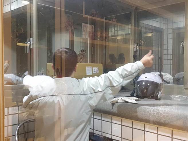 一隻貓頭鷹今晨飛進民宅，嚇到屋主。（讀者提供）