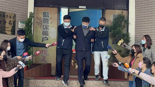 图为警方将林秉枢移送新北地检署。（王扬杰摄）