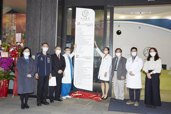 爱群医疗机构儿童成长中心正式营运。由爱群医疗机构执行长翁绍评（左四）偕同团队，有爱群副执行长杨晨（右四），爱群中医院教授陈建霖（右三），爱群儿童成长中心肠胃科医师赖融徵，爱群妇产科马佩君医师，同时邀请触控大厂宸展光电董事长孙大明（左三）、永丰余集团再生缘生物科技股份有限公司总经理谢宜玲（左一）共同揭牌。（图／爱群医疗机构儿童成长中心提供）