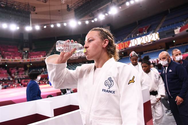 在東京奧運拿下柔道團體賽金牌的法國女子選手皮諾（Margaux Pinot），日前遭其愛侶也是她教練的施密特(Alain Schmitt)痛毆。