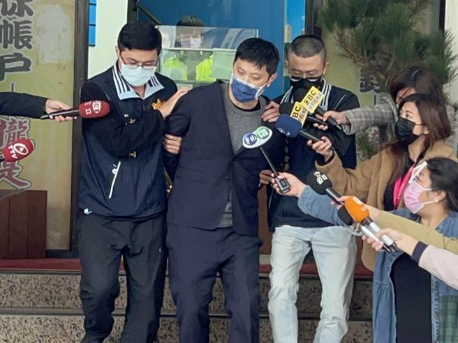 警方至馥都饭店搜索林秉枢房间。（王扬杰摄）