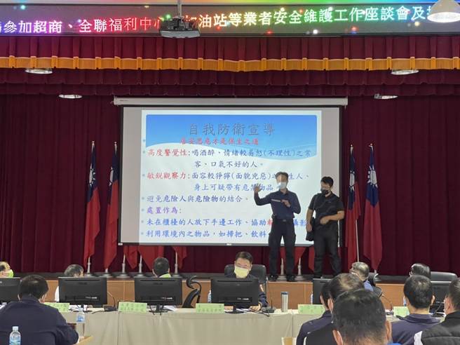 永康分局特别由技术教官现场示范「闪」、「躲」、「跑」，降低风险。(永康分局提供／曹婷婷台南传真)