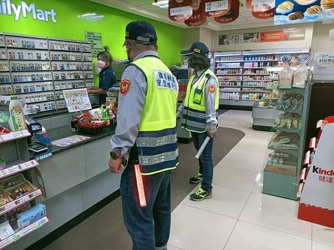 永康警方动员义警、民防及巡守队民力利用协勤时段进入超商，维护超商夜间从业人员安全。(永康分局提供／曹婷婷台南传真)