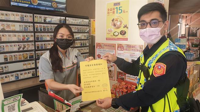 永康警方大力宣导加强超商、加油站业者对于员工的自我保护。(永康分局提供／曹婷婷台南传真)