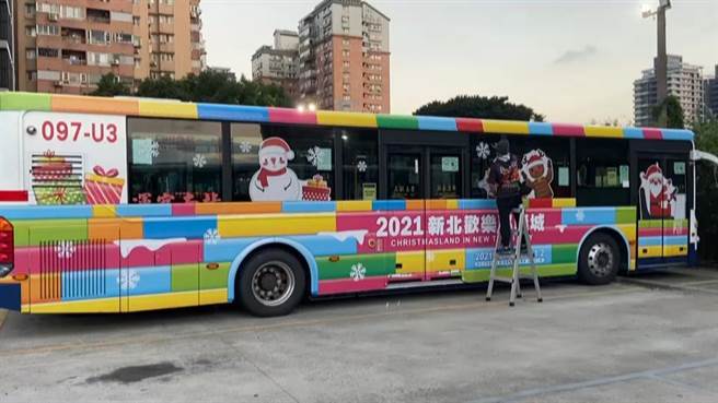 全台唯一  新北「積木公車」亮麗登場。（新北市交通局提供）