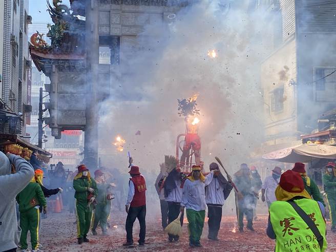 台东玄武堂「炸寒单」在嘉义城隍庙举行，炮轰隆隆。（廖素慧摄）