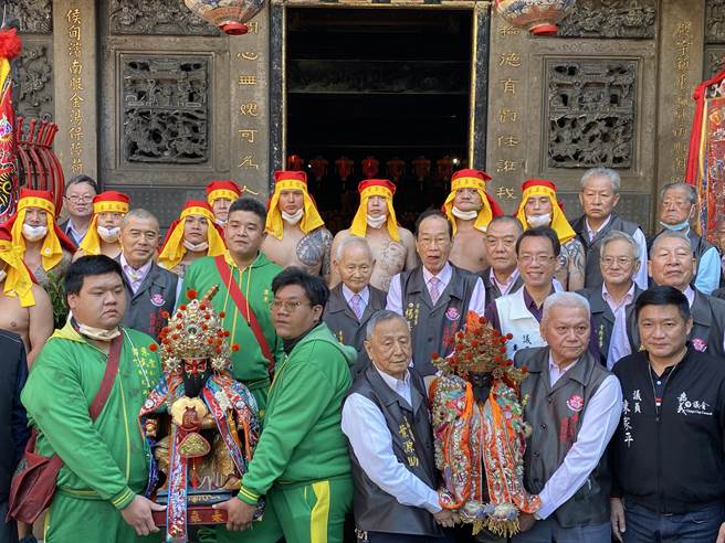台东玄武堂寒单爷与嘉义城隍爷会香。（廖素慧摄）