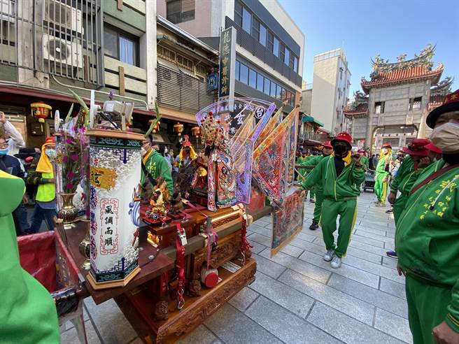 寒单爷循古礼三进三出城隍庙，参拜城隍爷。（廖素慧摄）