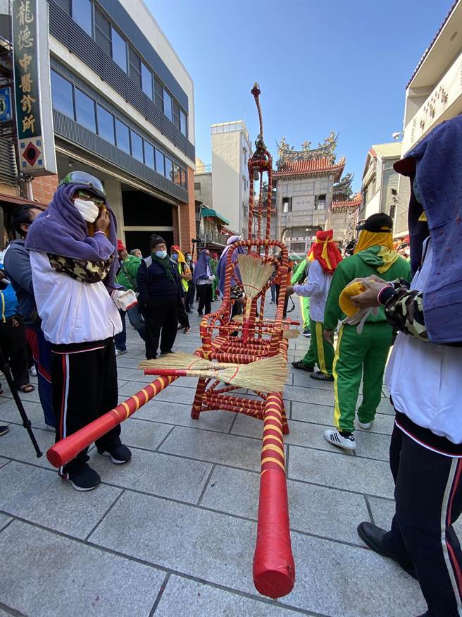 「炮炸寒单」用的椅子，寒单爷神像绑在竹椅子上方。（廖素慧摄）