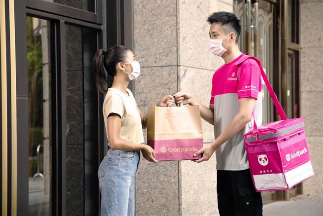 一名網友點開外送員提供外送服務的原因，驚見對方是為了生活選擇全職跑外送，並寫下「感謝顧客給我再次機會撐下去」，讓她內心百感交集。（本報系資料照）