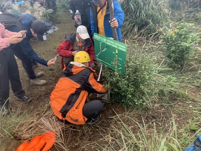 农业局、消防局、新板山搜义消、乐山协会及基隆暖曦生态健行协会等单位将告示牌装置于剑龙棱上，希望在过渡时期能降低山域事故发生。(新北市消防局提供)
