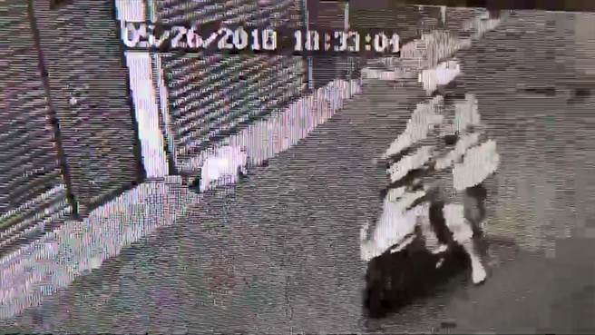 2018年5月26日晚间简姓妇人的女儿提着装有母亲头颅的袋子，骑乘机车直奔桃园警分局龙安派出所报案。（中时资料照／蔡依珍摄）