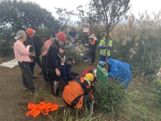 农业局、消防局、新板山搜义消、乐山协会及基隆暖曦生态健行协会等单位将告示牌装置于剑龙棱上，希望在过渡时期能降低山域事故发生。(新北市消防局提供)