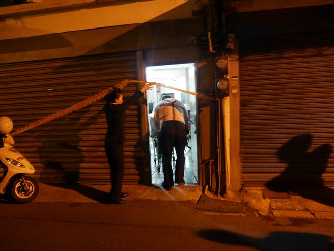 简姓妇人遭丈夫狠心杀害分尸，当时由殡葬人员推出遗体，一双儿女泪眼目送妈妈离开老家。（中时资料照／蔡依珍摄）