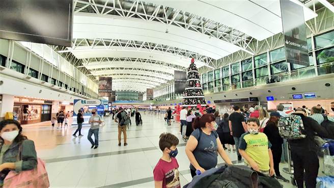 阿根廷民眾在伊塞萨国际机场（ezeiza airport）大厅等候登机，把握国境进出不受限制时机，飞往欧洲或美加等国旅游或拜访家人。(图／中央社)