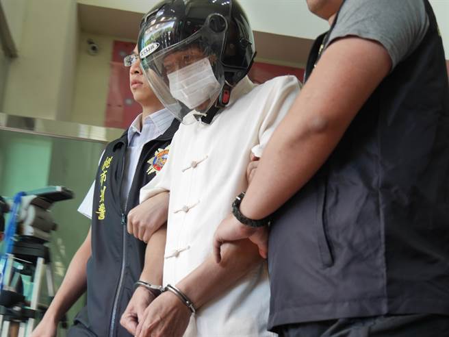 陈姓老翁狠心将简姓髮妻杀害分尸，移送地检时面对媒体询问低头不发一语。（中时资料照／蔡依珍摄）