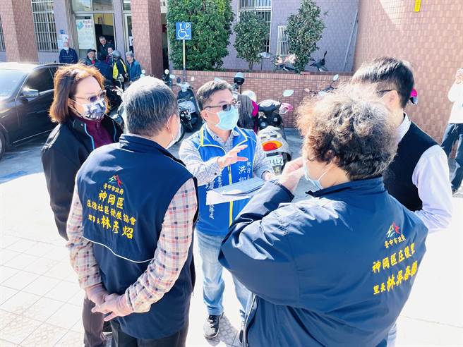 庄後里長林吳春蘭及社區發展協會理事長林彥炤建議納入無障礙電梯、逃生梯及廚房設備，讓長輩活動更安全。（王文吉攝）