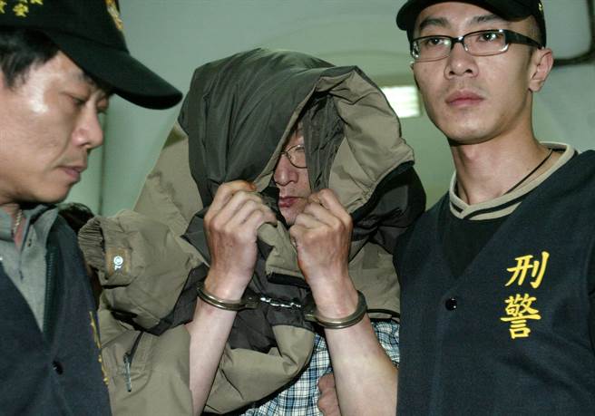 2006年间，王俊明（中）持生鱼片刀，狂砍女友26刀致死。（中时资料照／高政全摄）