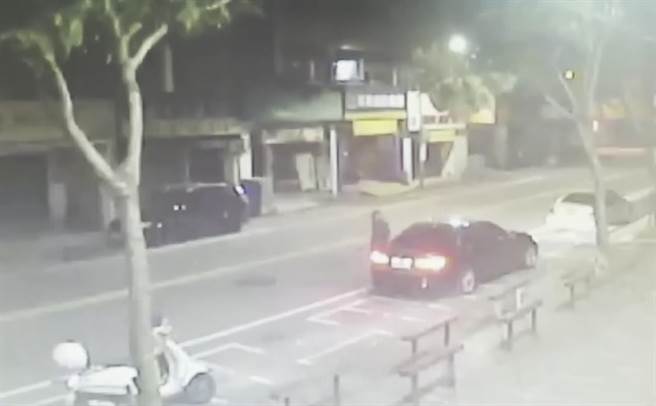 吴姓犯嫌站在车旁等候被害女子的画面，被监视器清楚拍下。（警方提供／胡健森宜兰传真）