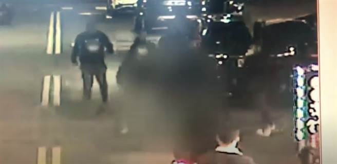 北市中山區錦州街2日晚間11時許，發生兩派人馬持鐵棍鬥毆案件，中山分局中山二派出所獲報，立即出動快打部隊到場。（影片截圖）