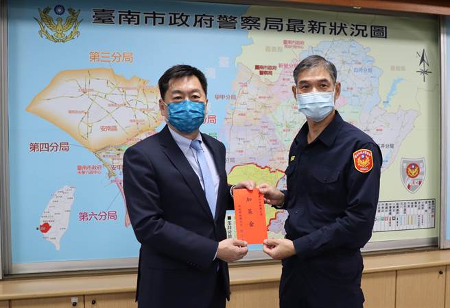 内政部政务次长陈宗彦（左）视察台南市警察局防疫电子围篱系统工作情形，并致赠加菜金。（刘秀芬摄）
