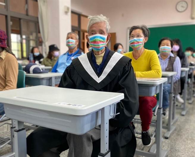 古寧头86岁李文现老伯伯跟着社区老伙伴们，一起走进国立金门大学校园，在欢笑声中开心当了「一日大学生」。（金大提供）