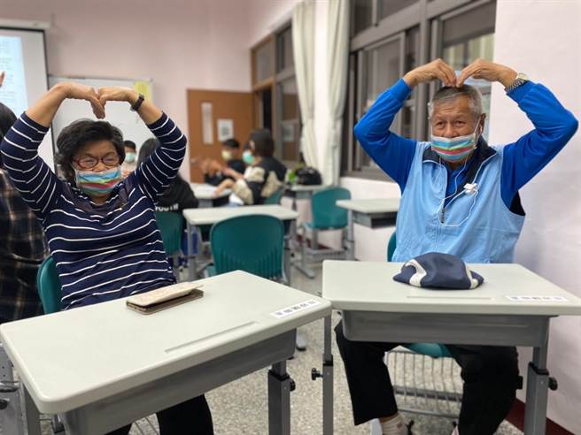 金大「老」同学们体验和分享手脑并用的课程。（金大提供）