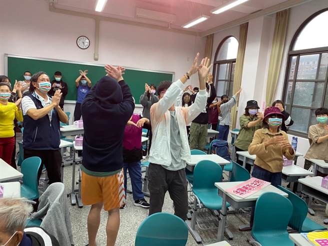 社区长辈与青年「同学」互动交流，体验和分享手脑并用的课程，非常的有趣和实用。（金大提供）