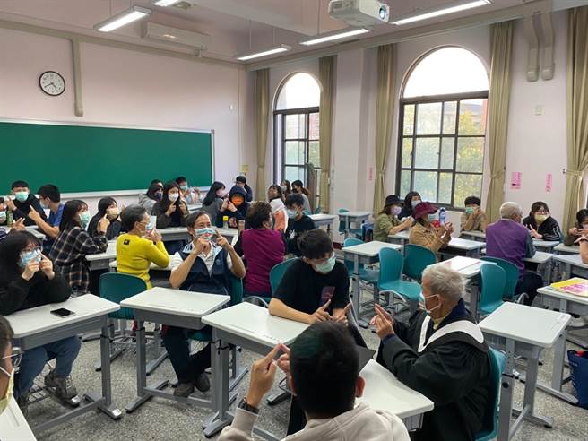 社区长辈与青年「同学」互动交流，体验和分享手脑并用的课程，非常的有趣和实用。（金大提供）