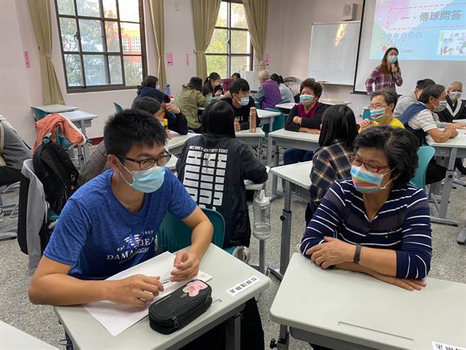 金大长照系学生在「一日大学生」活动中，与社区长者一起上课和交流。（金大提供）