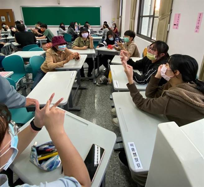 金大长照系学生在「一日大学生」活动中，与社区长者一起上课和交流。（金大提供）
