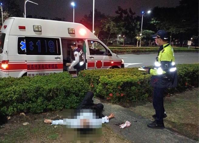 涂男不小心跌倒倒卧在草丛内，浑身是伤。（翻摄照片／洪靖宜高雄传真）