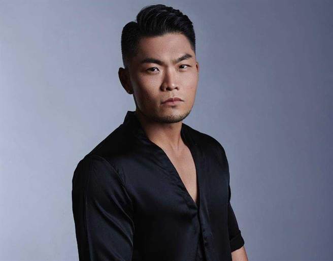 「金曲歌王」李玖哲將在桃園跨年無法與老婆相聚，他透露要提前視訊親吻老婆。（年代提供）