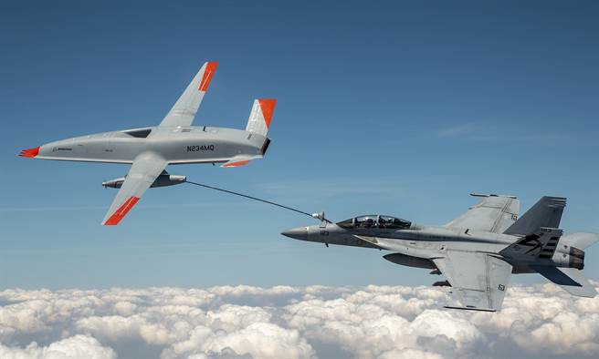 美国海军MQ-25A「魟鱼」无人加油T1验证机2021年6月4日在伊利诺州美中机场（MidAmerica Airport）附近为F/A-18「超级大黄蜂」（Super Hornet）战机加油的画面。（美国海军）