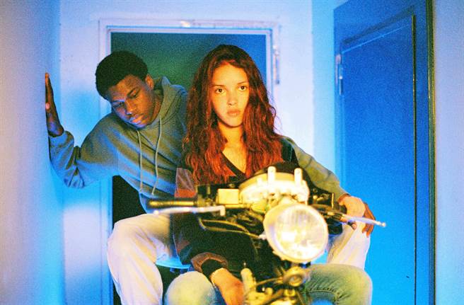 ↑莉娜库德里（前）与艾森尼贝斯利在《仰望星空的少年》谱出废墟中的爱情。（海鹏影业提供）