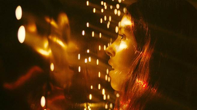 ↑凯萨奖女星莉娜库德在《仰望星空的少年》藉摩斯密码传情。（海鹏影业提供）