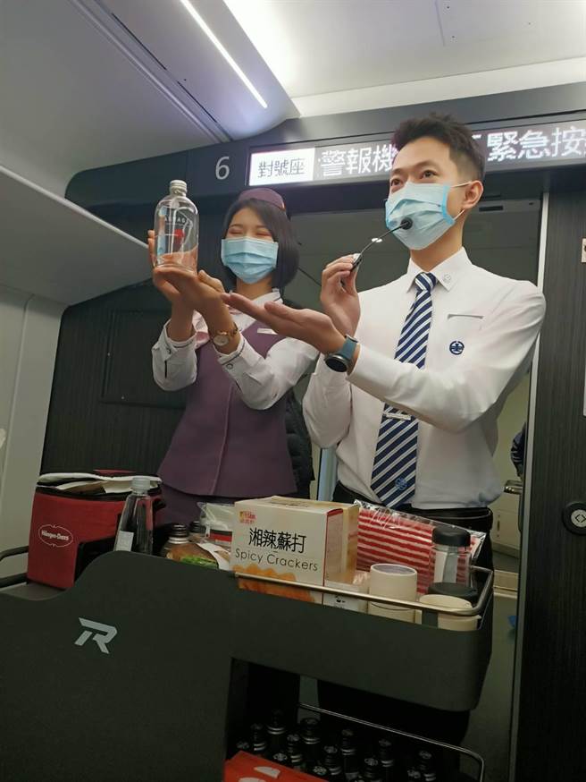 车勤人员介绍EMU3000贩卖商品(简立欣摄)