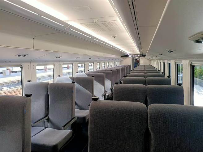 EMU3000车厢内部(简立欣摄)