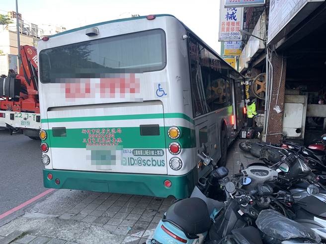 新北市新庄区中正路今（3）下午发生1辆公车因不明原因失控衝进1处骑楼，造成公车挡风玻璃破裂，所幸驾驶与乘客均无伤亡。（民眾提供）